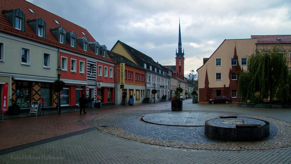 REGENTAG MIT KIRCHE IM HINTERGRUND