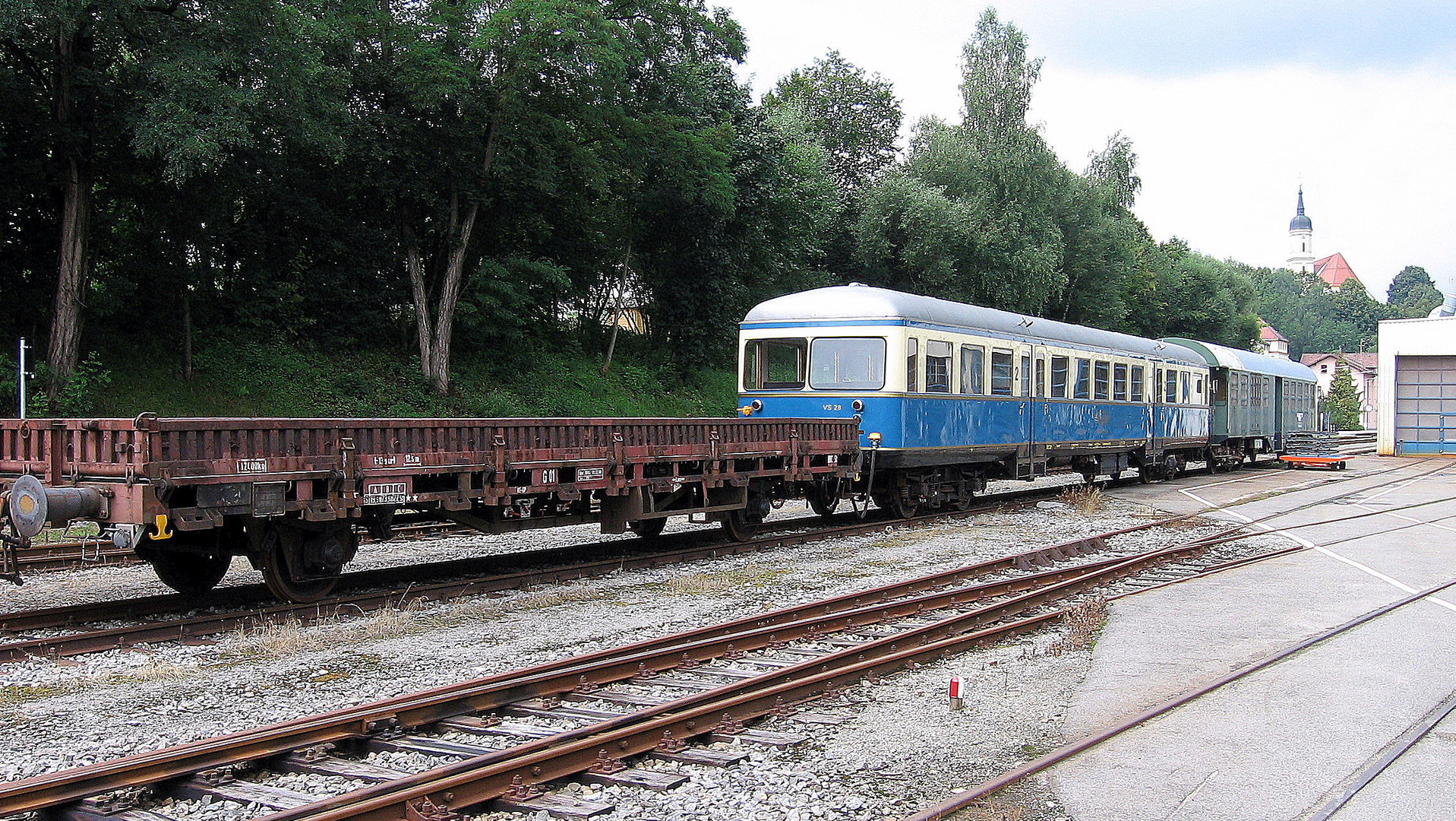 Regentalbahn mit Szene im Bf Viechtach 4.8.2006