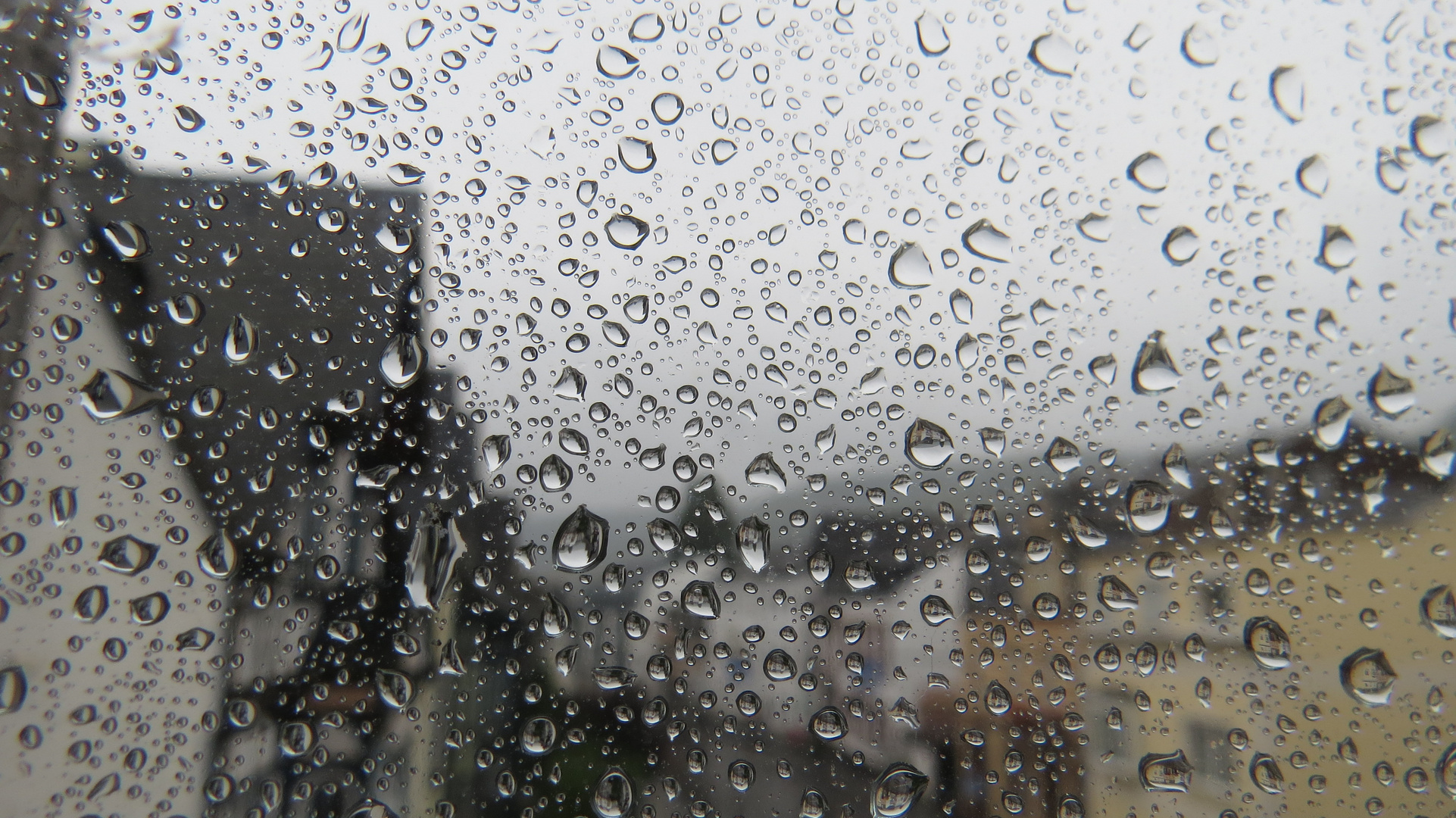 Regentropfen Am Fenster Foto Bild Regenfotos Wetter Regen Bilder Auf Fotocommunity