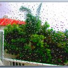 Regentropfen am Fenster des Ferienhauses