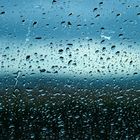 Regentropfen an die Fensterscheibe klopfen