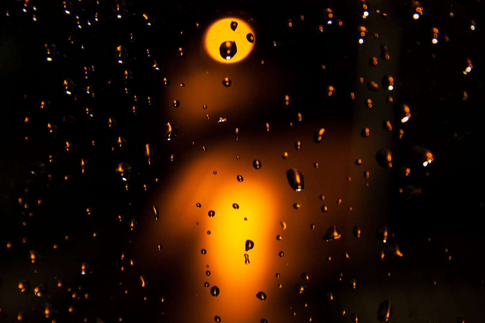 Regentropfen an Fenster