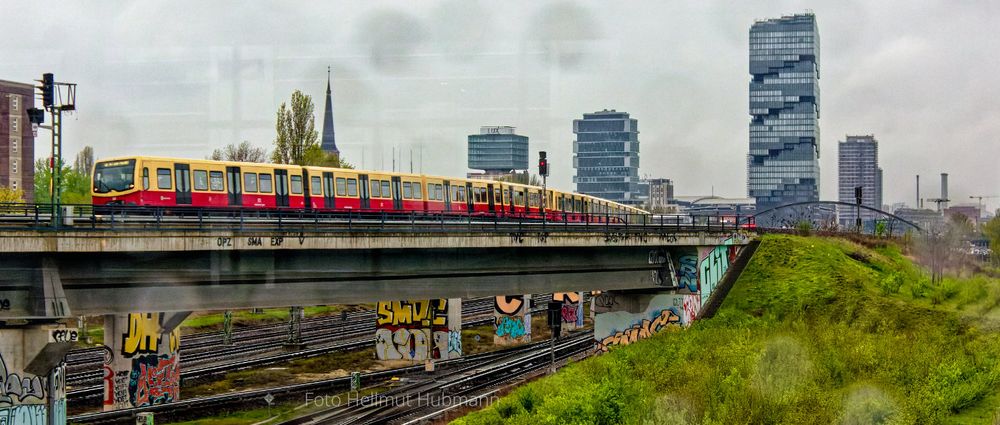 REGENTROPFEN, DIE AN DAS FENSTER KLOPFEN...