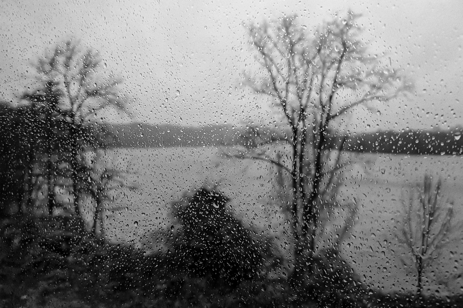 Regentropfen die an dein Fenster klopfen