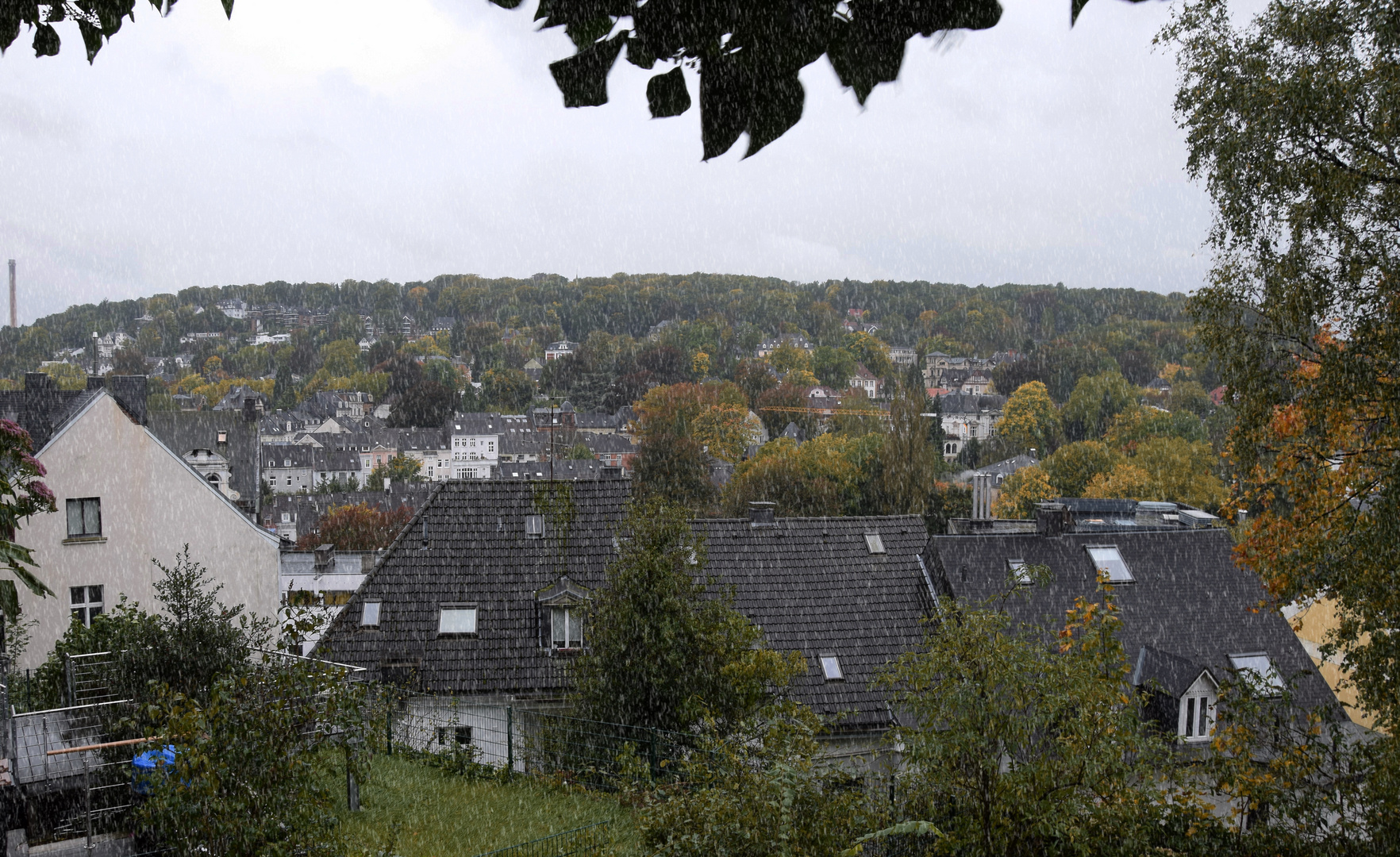 Regentropfen, die an dein Fenster klopfen