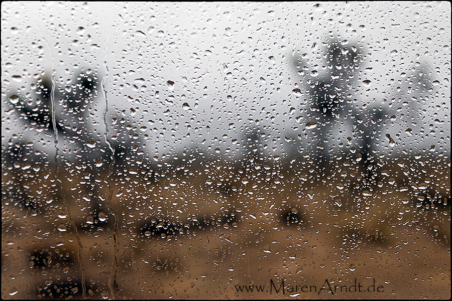 Regentropfen die an mein Fenster klopfen Foto &amp; Bild