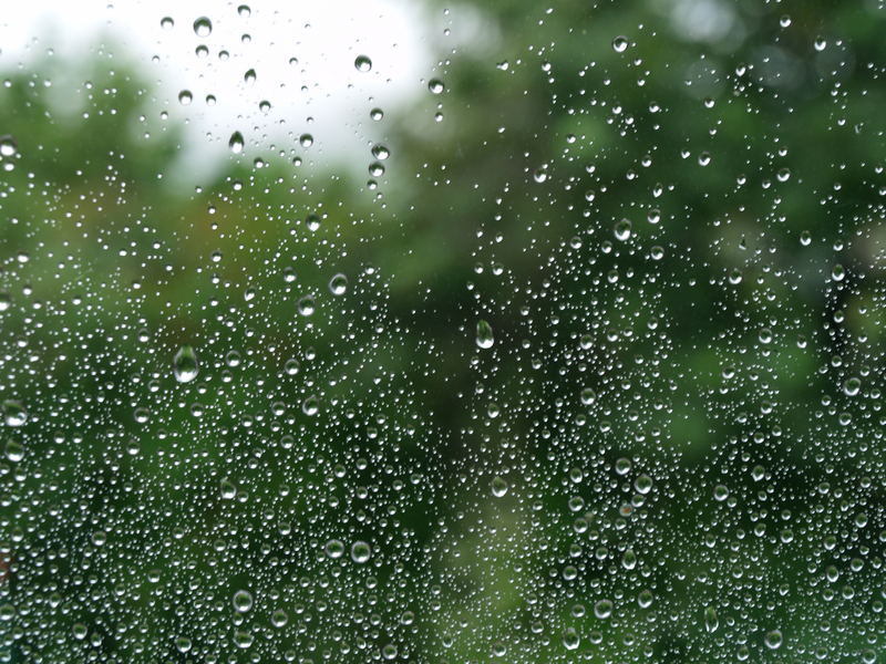 Regentropfen, die an mein Fenster klopfen Foto &amp; Bild