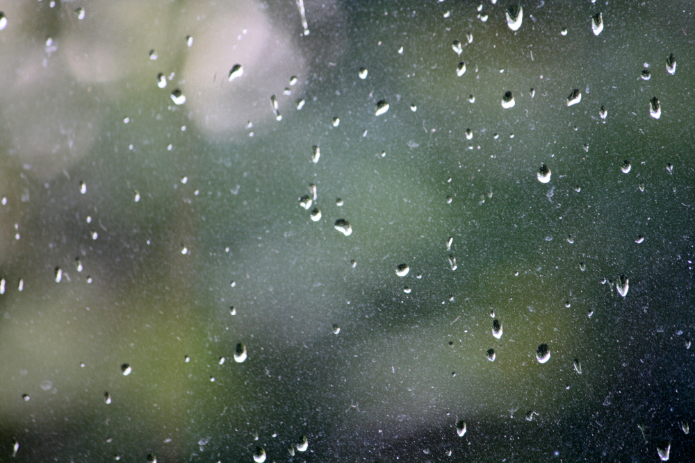 Regentropfen die an mein Fenster klopfen.