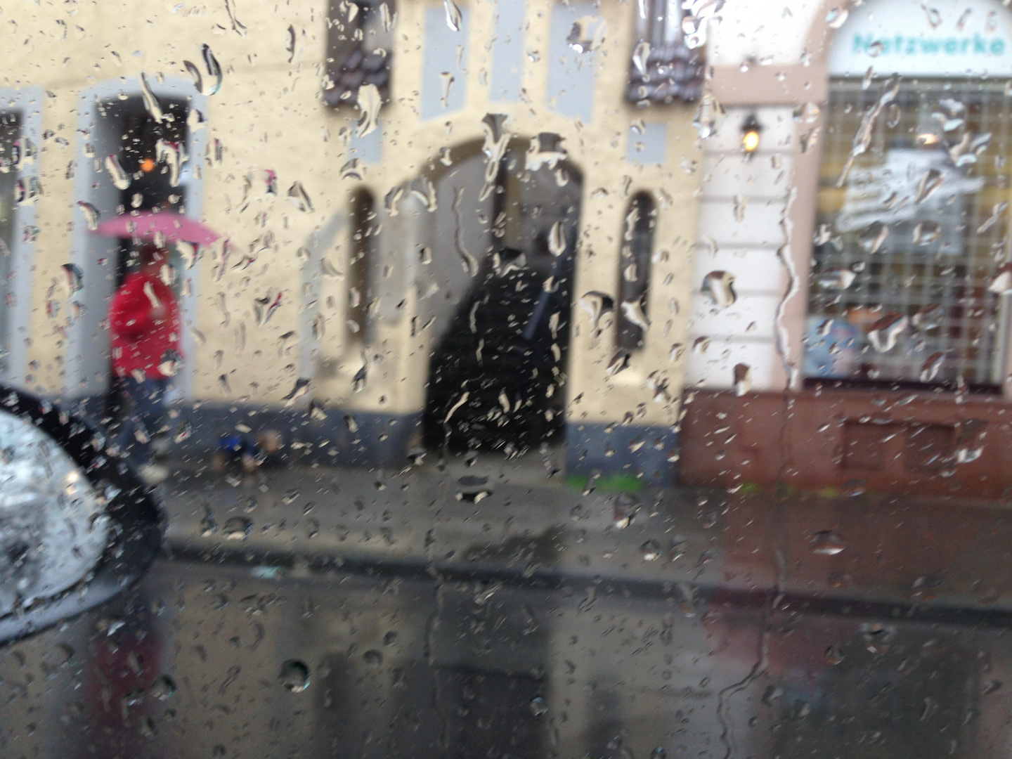 Regentropfen, die an mein Fenster klopfen.. Foto &amp; Bild
