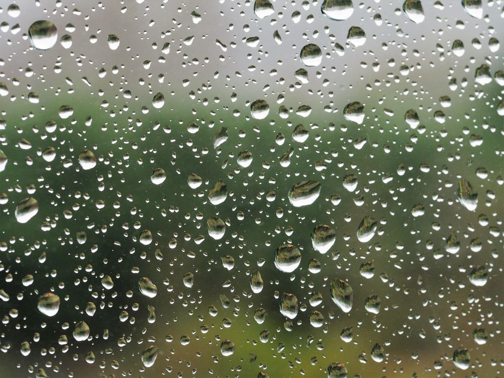 Regentropfen die an mein Fenster klopfen Foto &amp; Bild