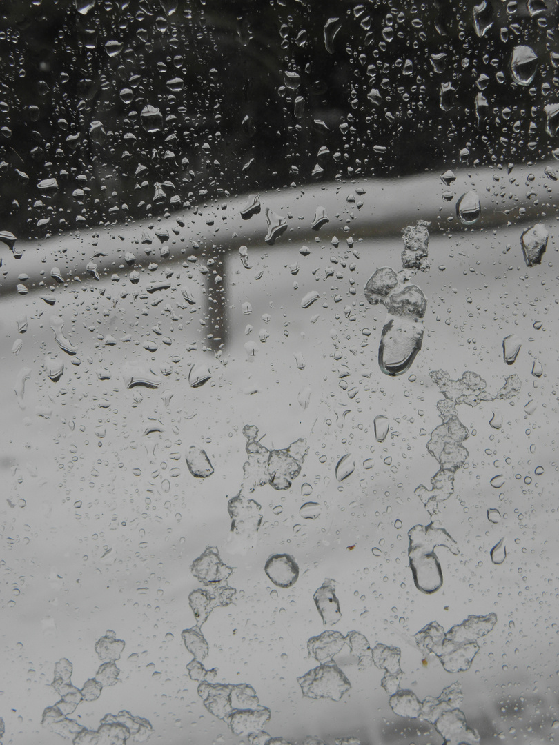 Regentropfen, die an mein Fenster klopfen