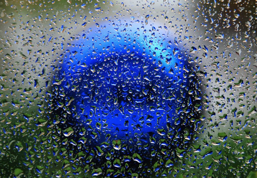Regentropfen die an mein Fenster klopfen Foto &amp; Bild