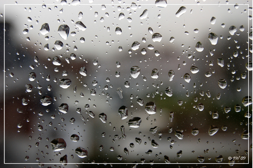 Regentropfen die an mein Fenster klopfen.