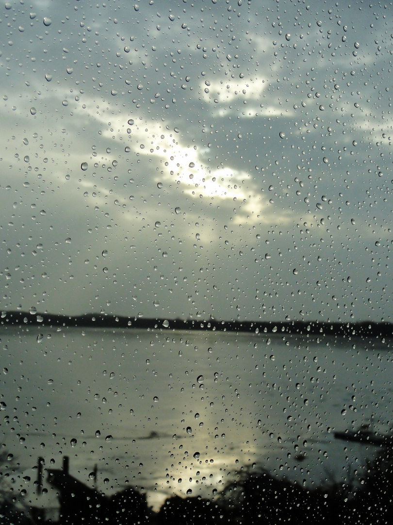 Regentropfen, die an mein Fenster klopfen Foto &amp; Bild