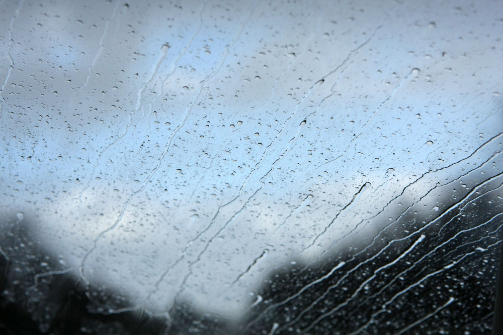 Regentropfen, die über mein Fenster laufen