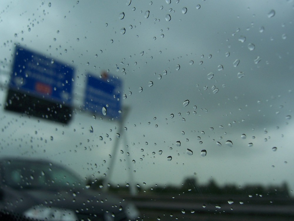 regentropfen himmel auto