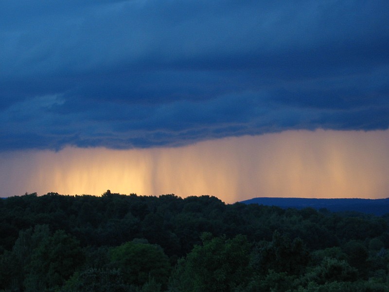 Regenvorhang am Abend im Gegenlicht