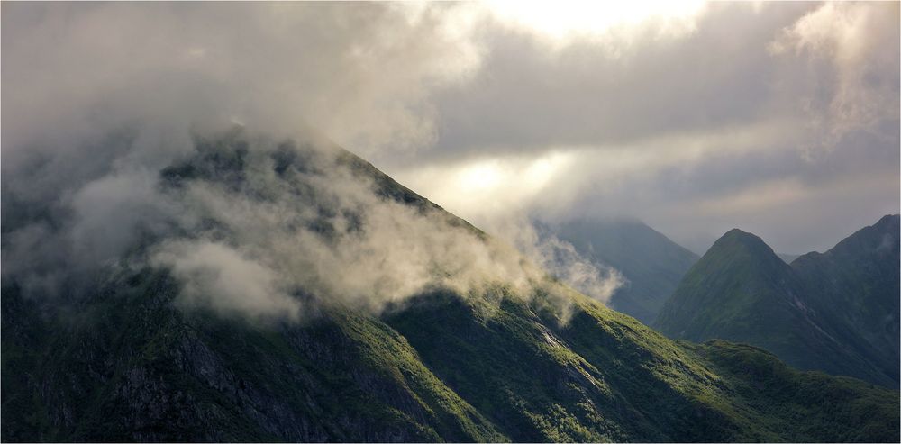 REGENWALD UND STEILE WÄNDE