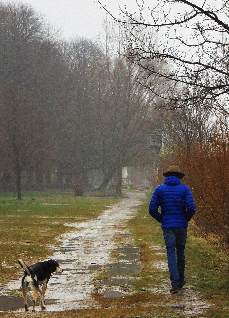 Regenwanderer mit Hund