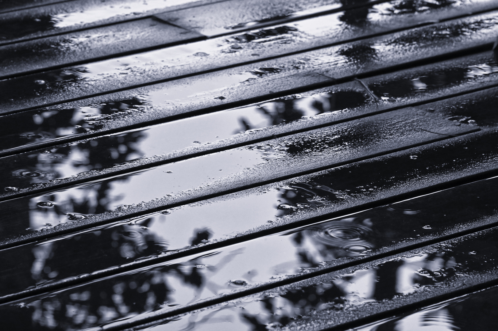 Regenwetter auf der Holzterrasse