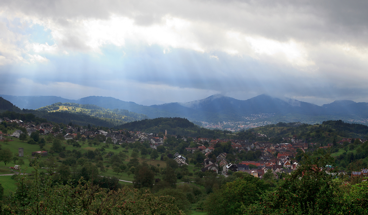 Regenwetter mit einem Loch und kleinem Sonnenstrahl im Schwarzwald