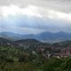 Regenwetter mit einem Loch und kleinem Sonnenstrahl im Schwarzwald