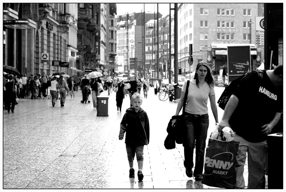 regenwetter und *HAMBURG* sucht in der mülltonne nach leergut