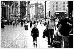 regenwetter und *HAMBURG* sucht in der mülltonne nach leergut