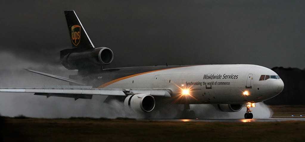 Regenwetter: UPS McDonnell Douglas MD-11F in Köln-Bonn