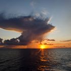 Regenwolke im Sonnenuntergang