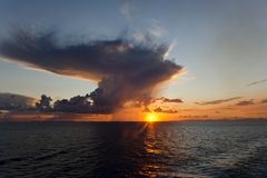 Regenwolke im Sonnenuntergang