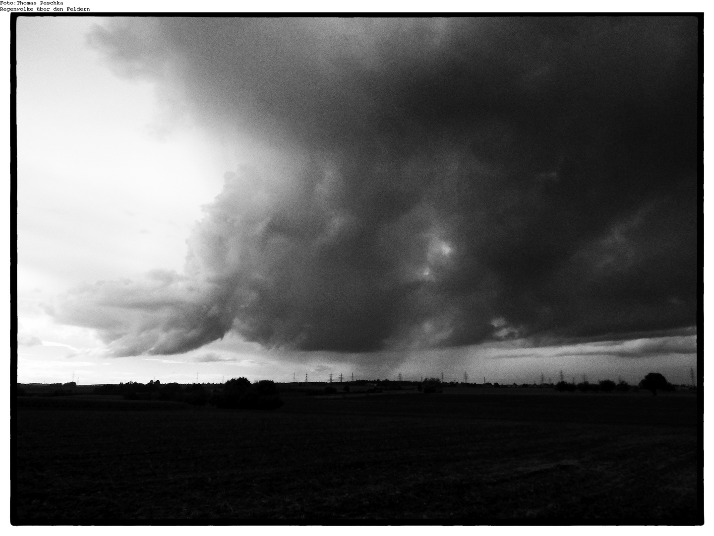 Regenwolke über den Feldern