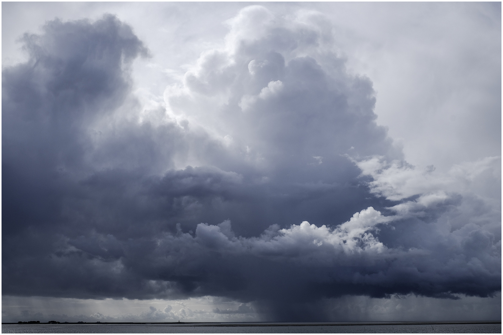 Regenwolke über den Halligen