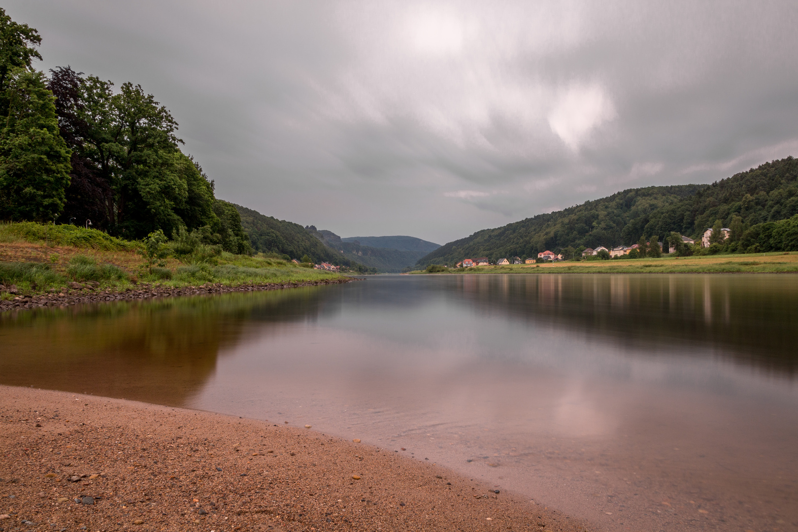 Regenwolke über der Elbe