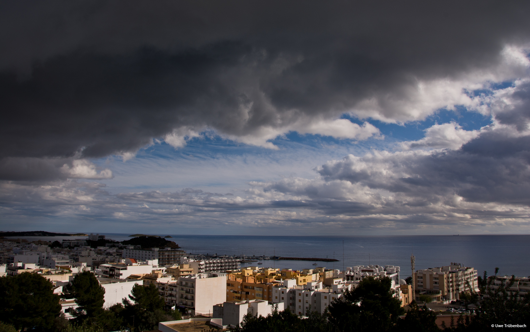 Regenwolke über Santa Eularia des Riu