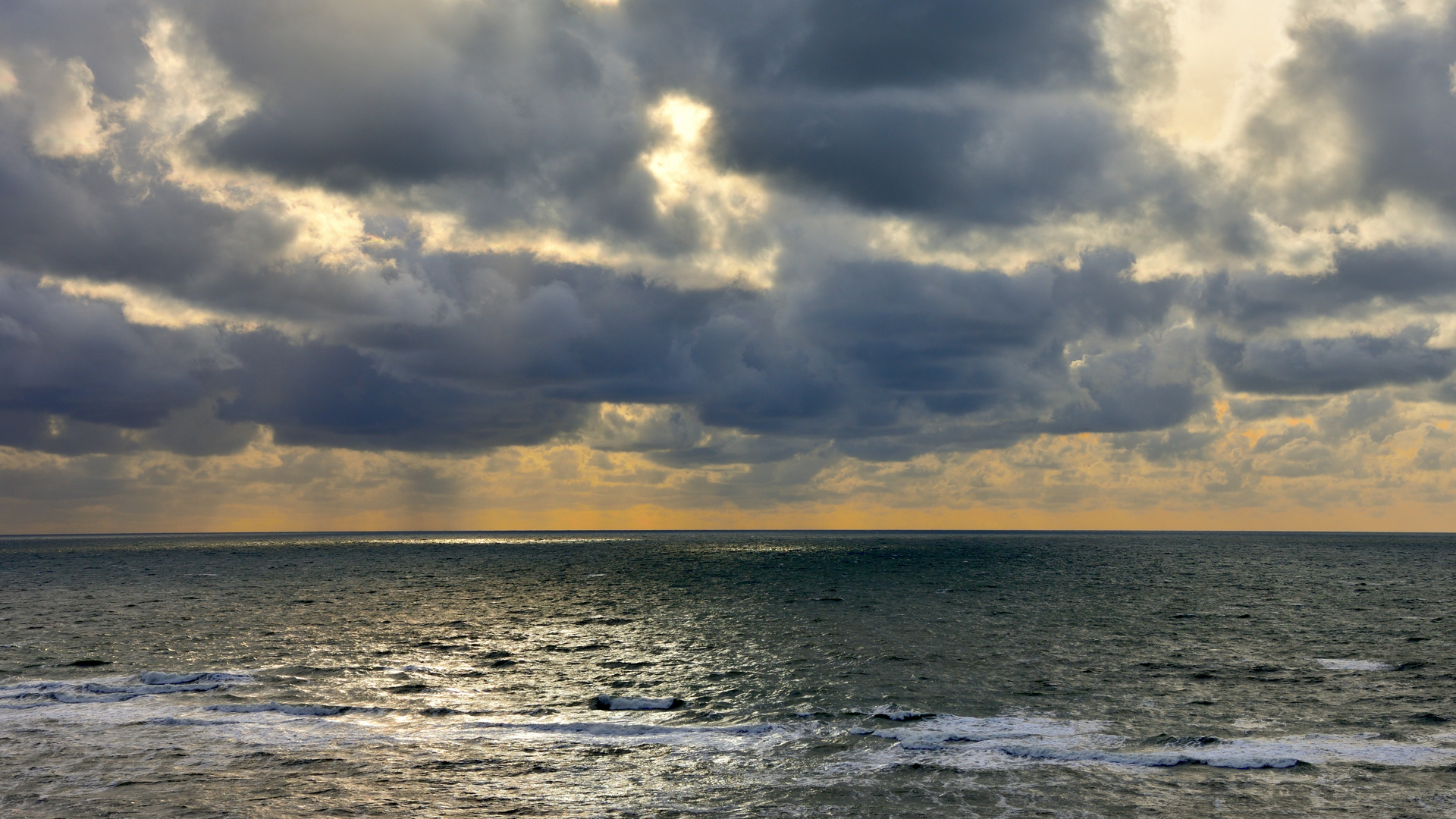 Regenwolken am Meer