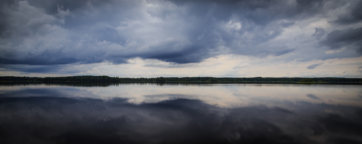 Regenwolken am See