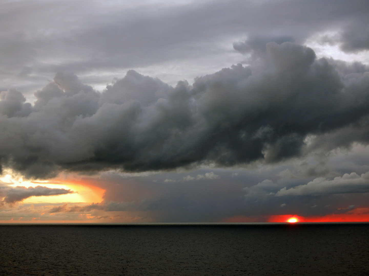 Regenwolken bei Sonnenuntergang