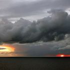 Regenwolken bei Sonnenuntergang