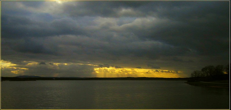 Regenwolken-Decke am See