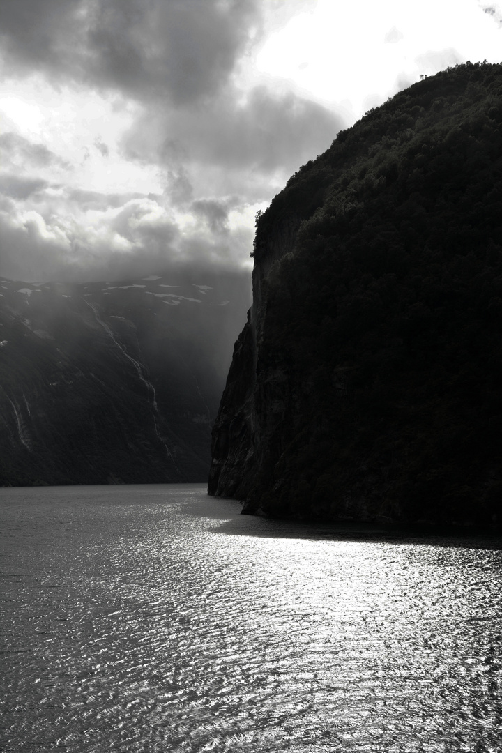 Regenwolken im Fjord