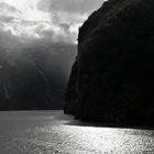 Regenwolken im Fjord