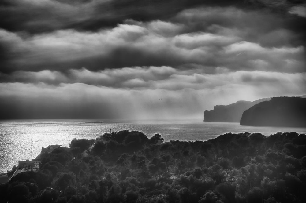 Regenwolken in der Bucht von St.Ponca