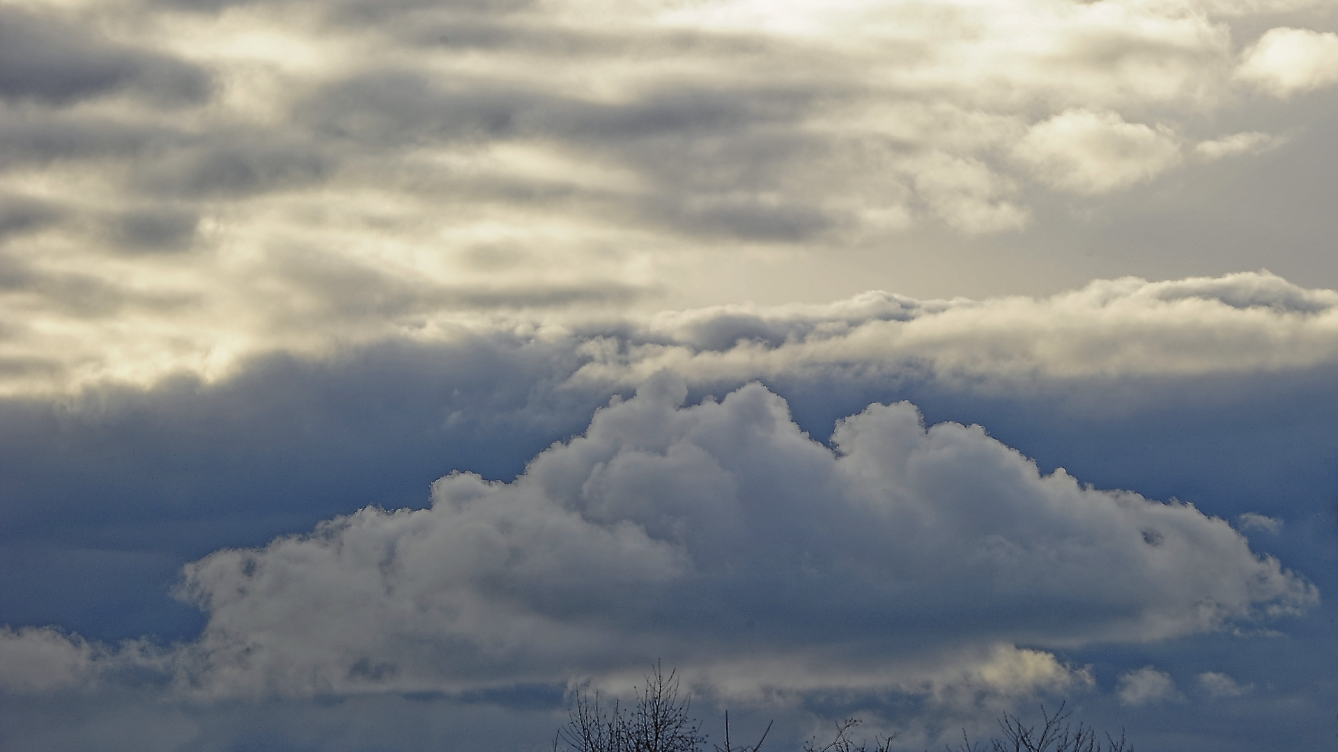 Regenwolken kommen von Westen