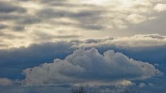 Regenwolken kommen von Westen