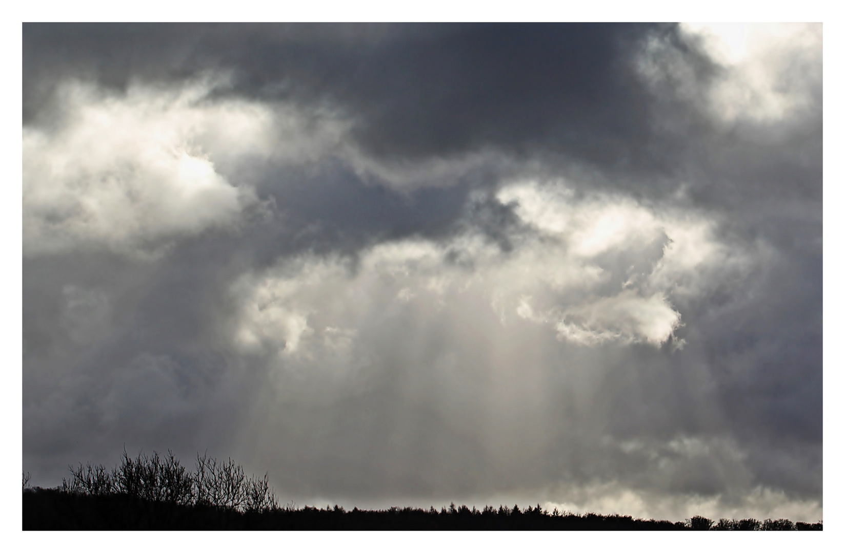 Regenwolken mit Lichtblicken