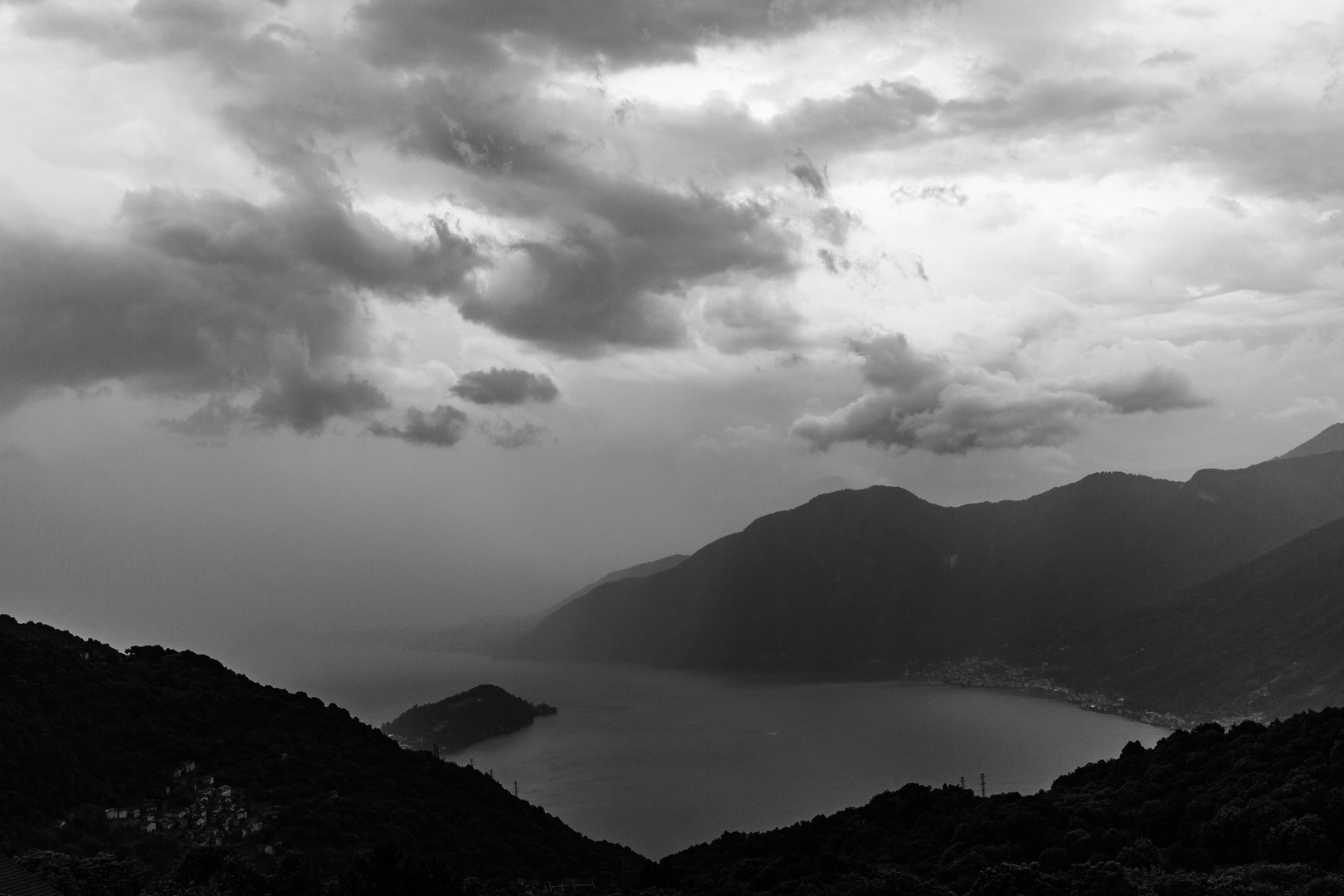 Regenwolken über dem Comersee