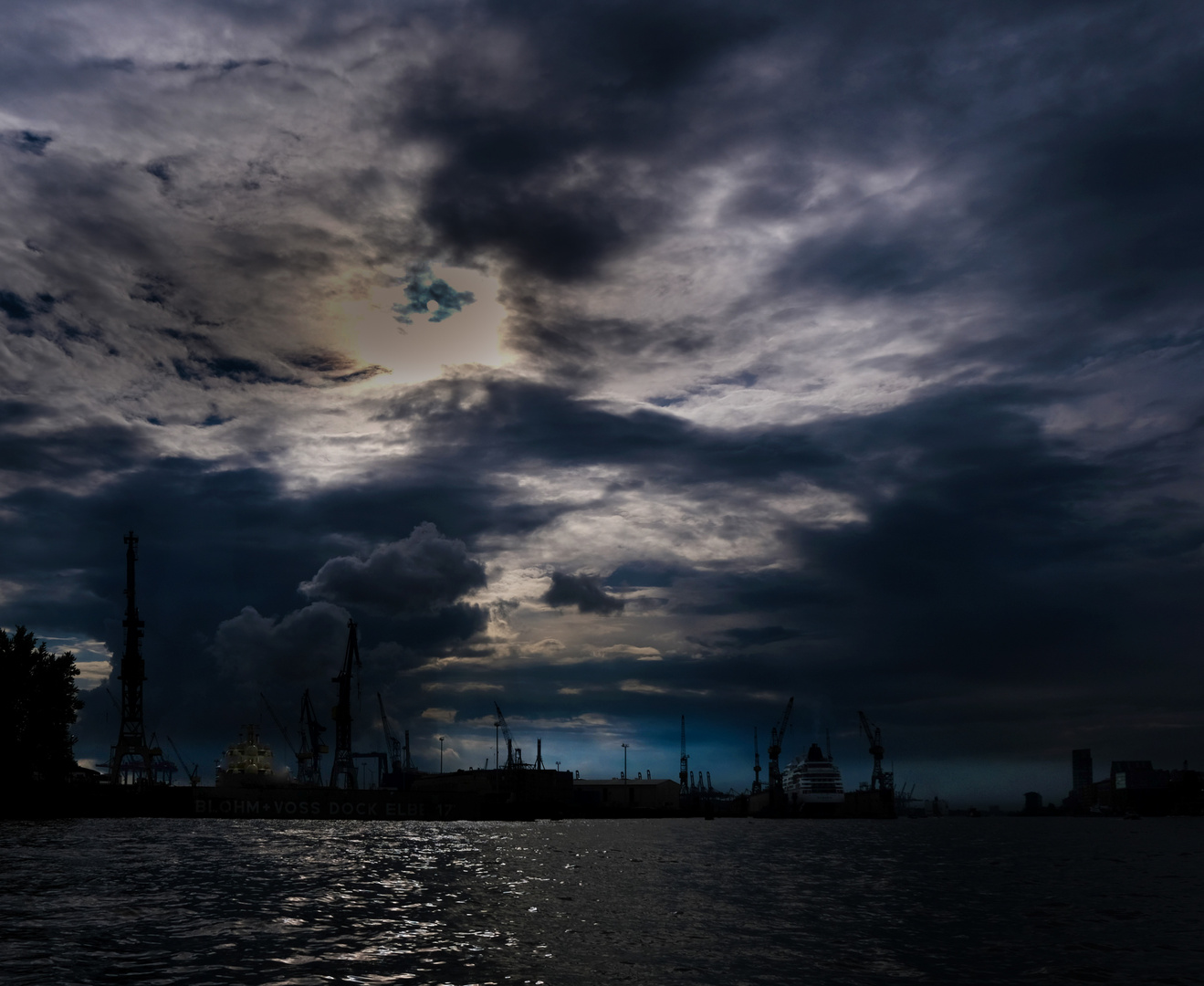 Regenwolken über dem Hafen Hamburg