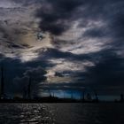 Regenwolken über dem Hafen Hamburg
