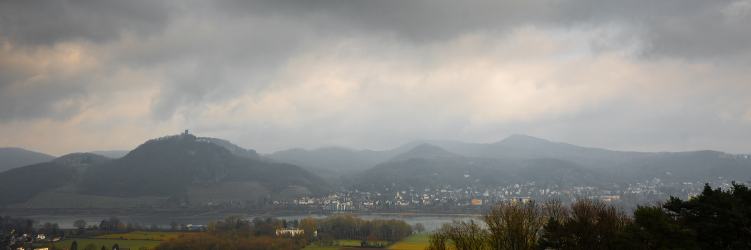 Regenwolken über dem Siebengebirge